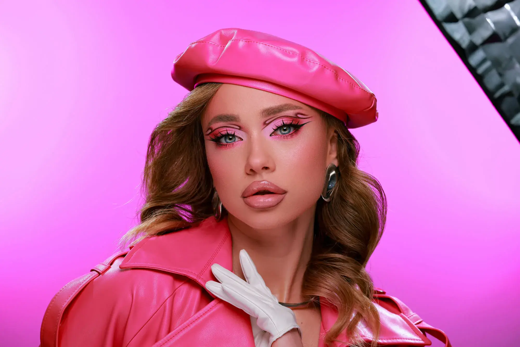 Макіяж Pink graphic із графічними лініями